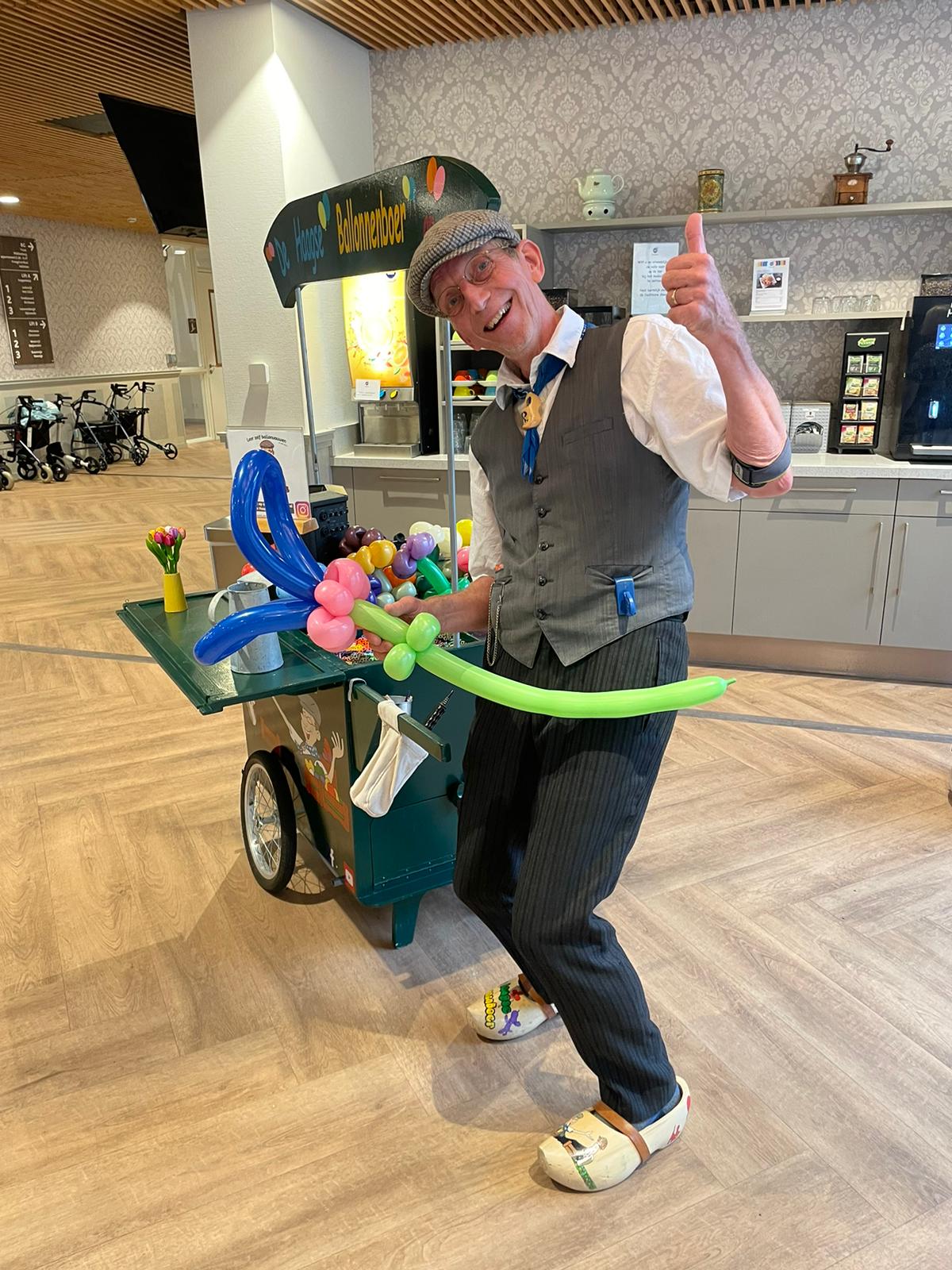 Senioren meezing show met de Haagse Ballonnenboer